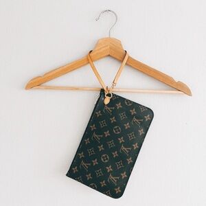 LOUIS VUITTON > Monogram Neverfull Clutch